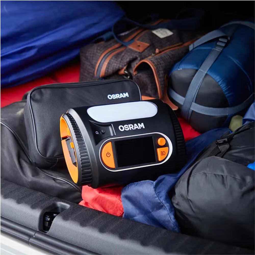 Osram TYREinflate 2130 kompressor med taske pakket i bagagerum mellem tasker og campingudstyr