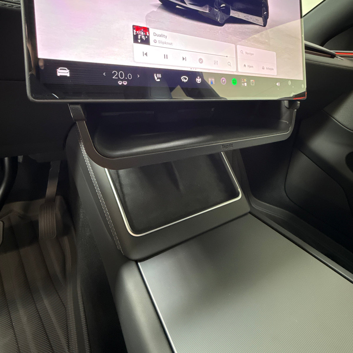 Tom opbevaringsbakke monteret under skærmen i Tesla Model 3/Y - set forfra