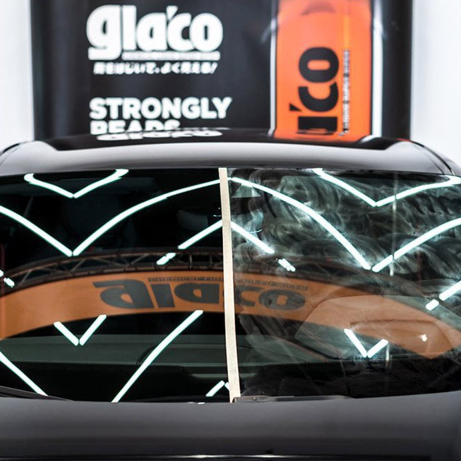 Raam met Glaco waterafstotende coating aan de linkerkant en onbehandeld aan de rechterkant.