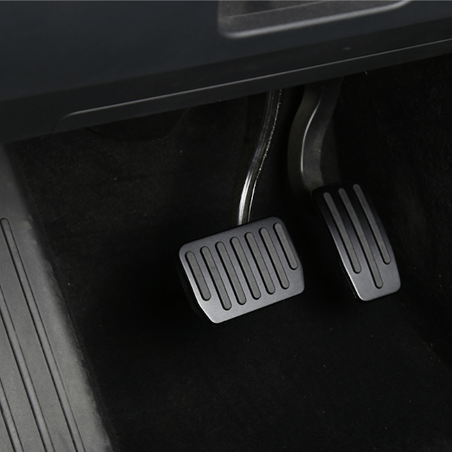 Gemonteerde afbeelding van matzwarte aluminium pedalen voor Tesla