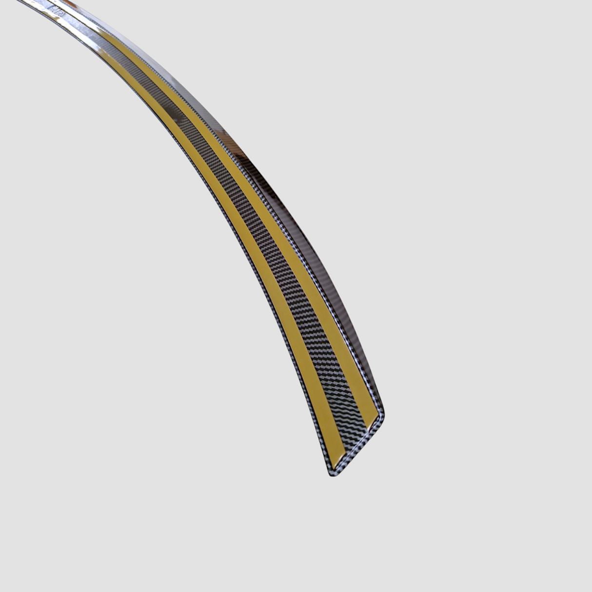 Achterkant van BYD Seal spoiler met sterke dubbelzijdige tape klaar voor montage