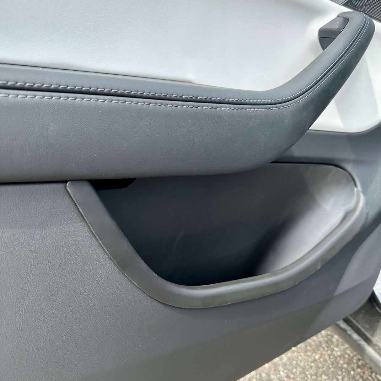 Deurmat (XL) gemonteerd in de deur van een Tesla Model Y Juniper 2025, gezien van dichtbij.