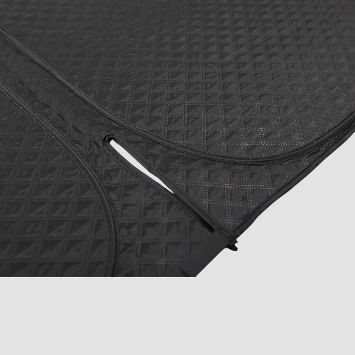 Detailfoto van zwarte afdekking voor ramen, ontworpen voor XPENG G6.