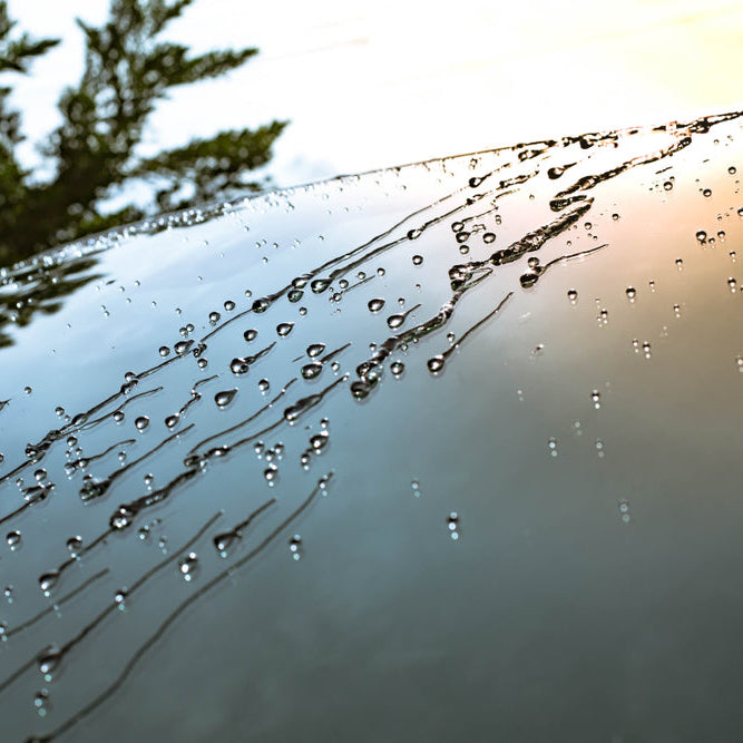 Glaco waterparels op autoruit van regenweer