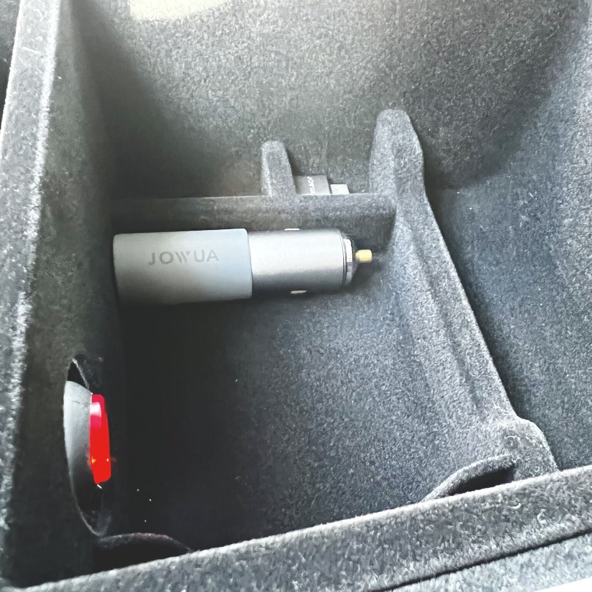 Opbergbox voor armleuning (met ingang voor 12v.) Past op Tesla Model 3/Y