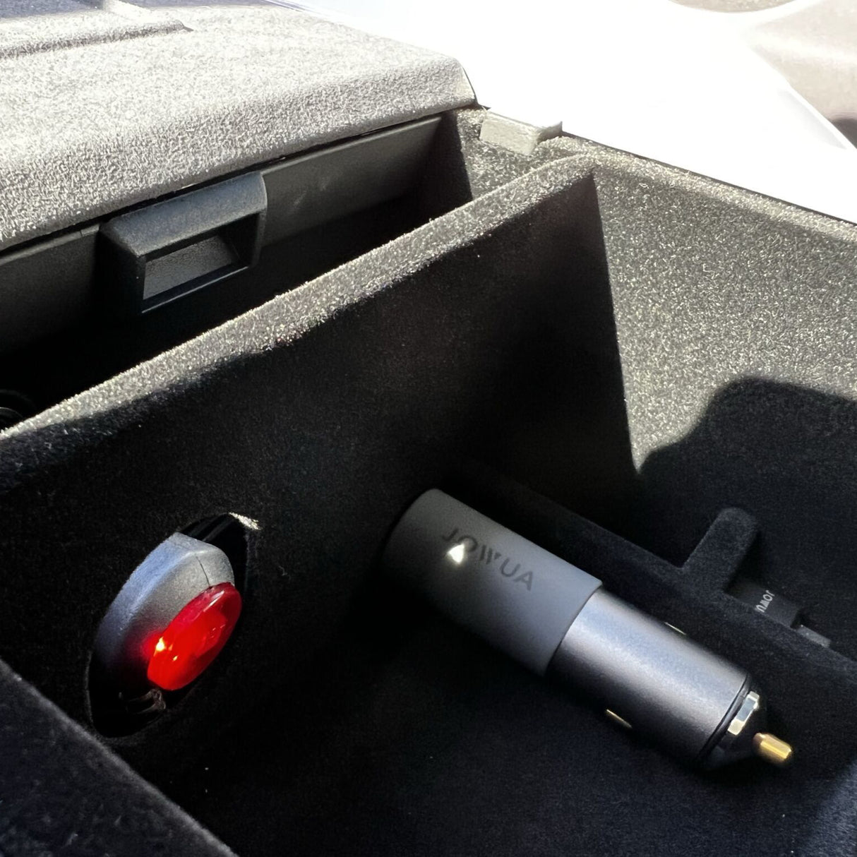 Opbergbox voor armleuning (met ingang voor 12v.) Past op Tesla Model 3/Y