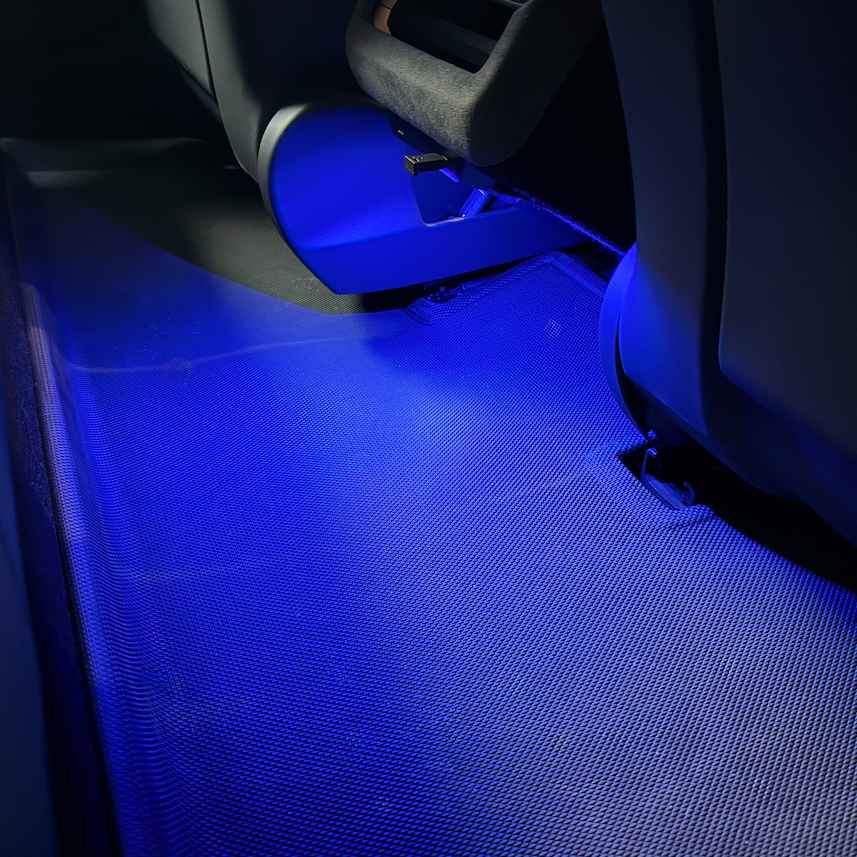 Blauw LED-licht schijnt op een mat achter de stoelen.