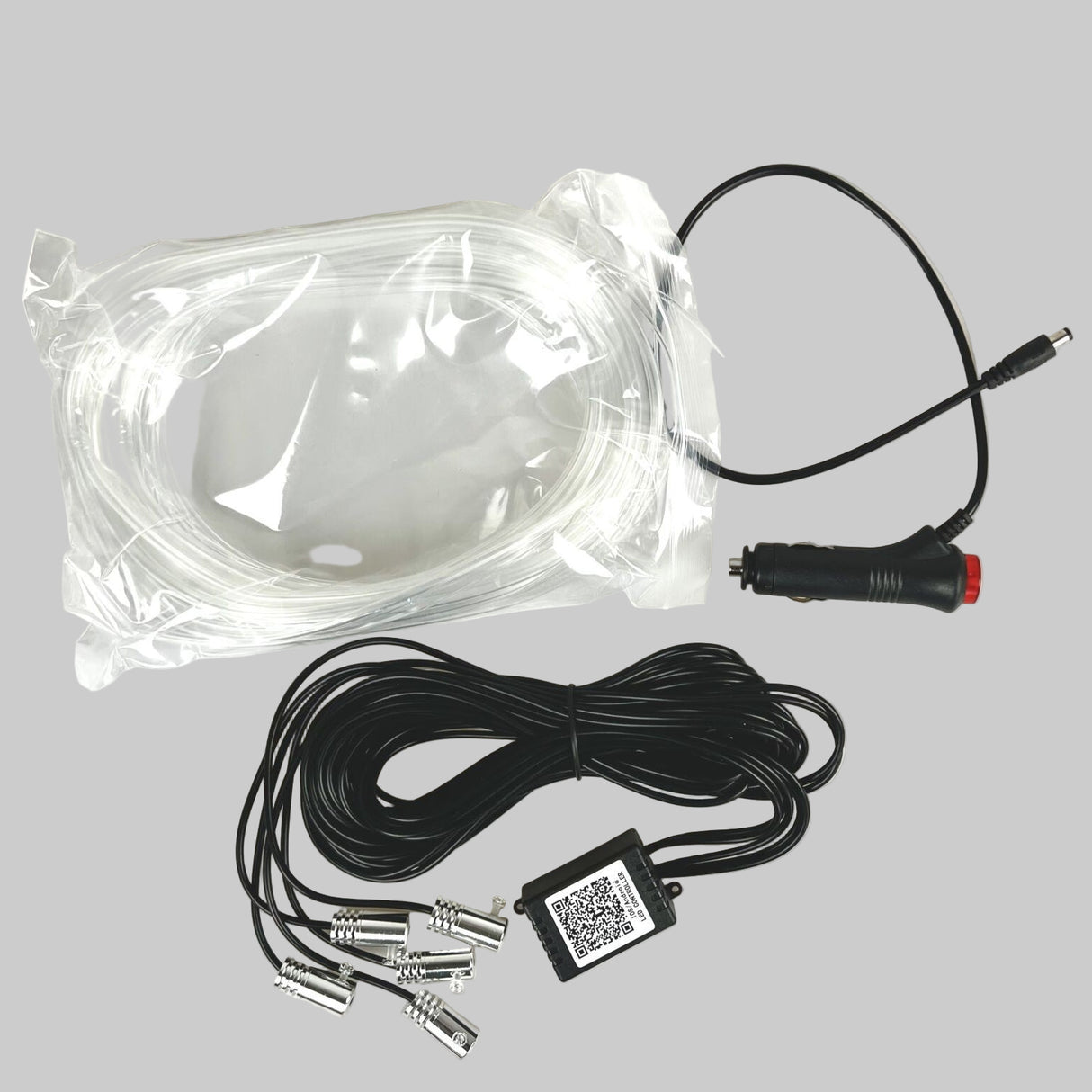 Het LED-lichtpakket bevat de plastic slangen die op de afbeelding te zien zijn. Er wordt ook een voeding meegeleverd, evenals een converter voor de lichtbronnen zelf.