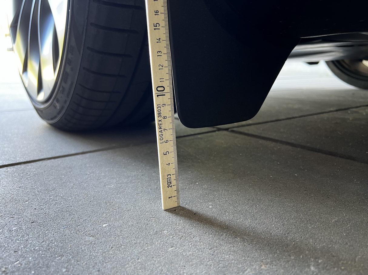 Originele spatborden op Tesla Model Y gemeten met liniaal.