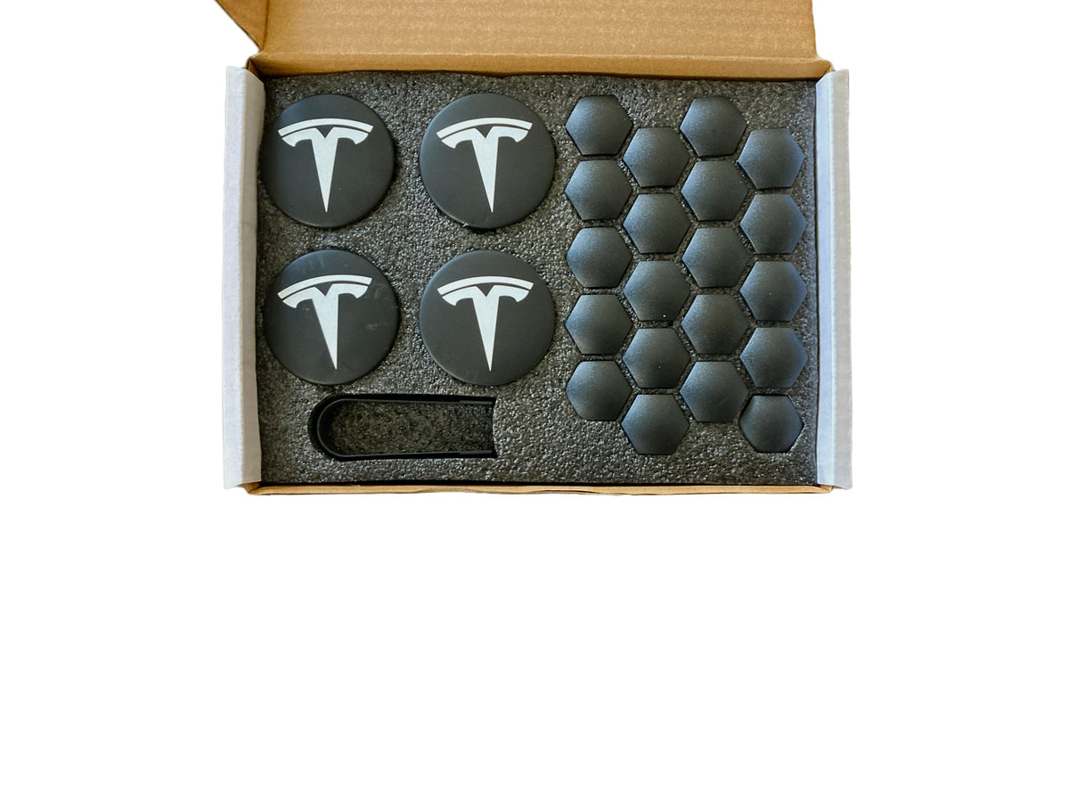 Aero Wheel Cap Kit til Tesla – navkapsler med hvidt Tesla-logo på mørkegrå og boltcovers i æske