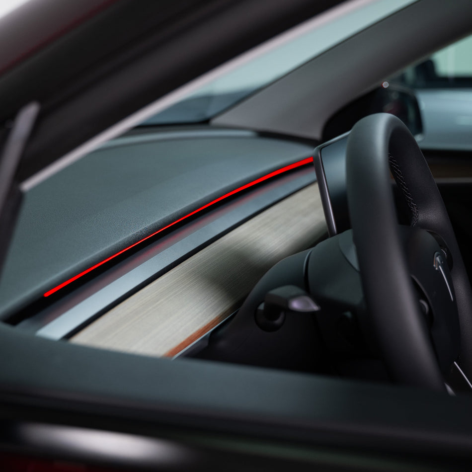 S3XY Strip LED-licht geïnstalleerd op het dashboard van een Tesla Model 3/Y, gezien vanaf de bestuurderszijde.