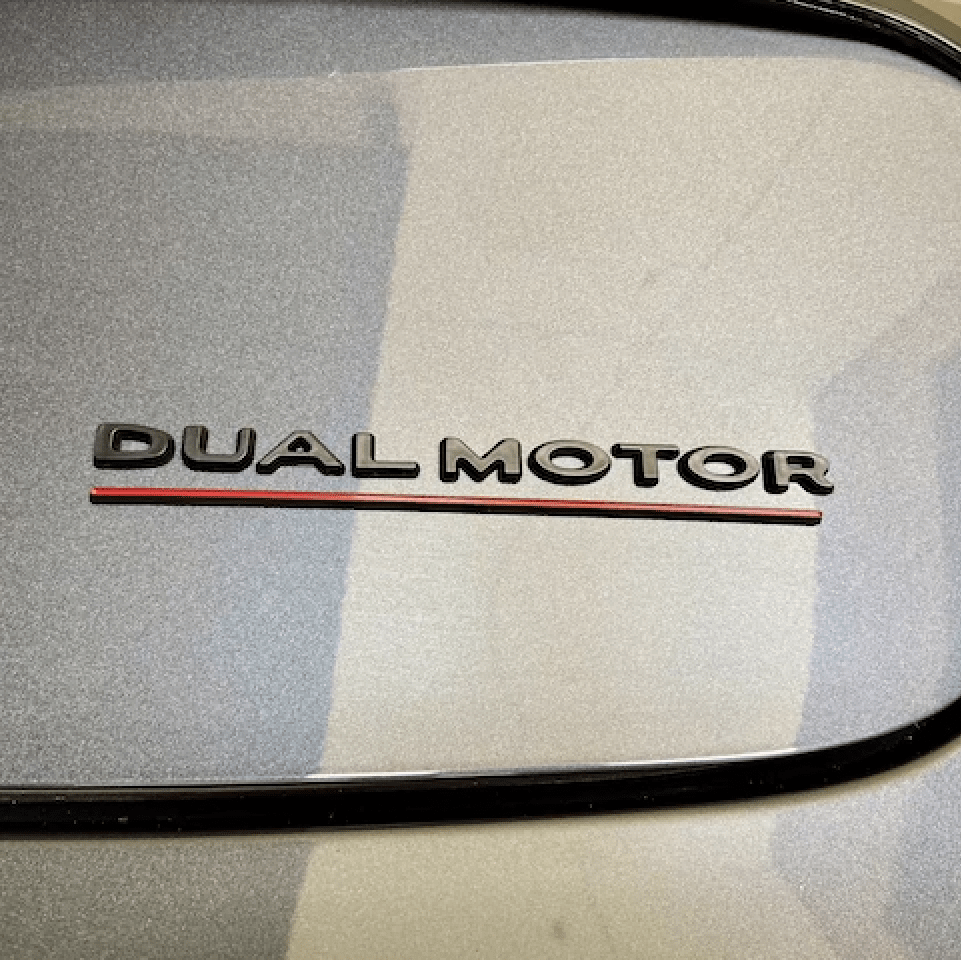 Dual Motor Embleem (verschillende kleuren)