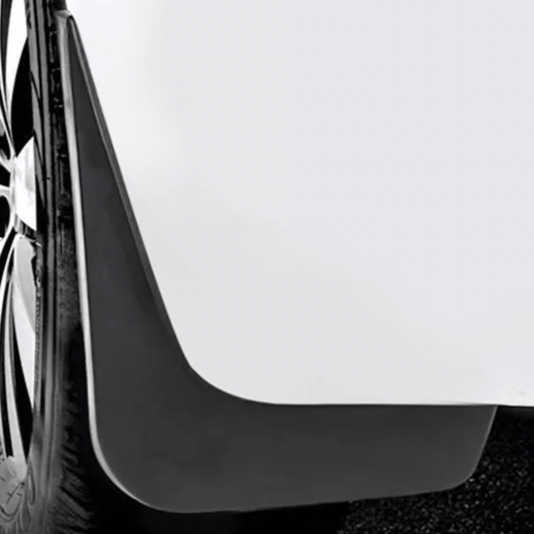 Detail van een spatlap gemonteerd op een auto, gezien van achteren