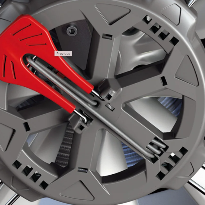 Close-up van sneeuwkettingen gemonteerd op een grijze aluminium velg met rode gripdelen.