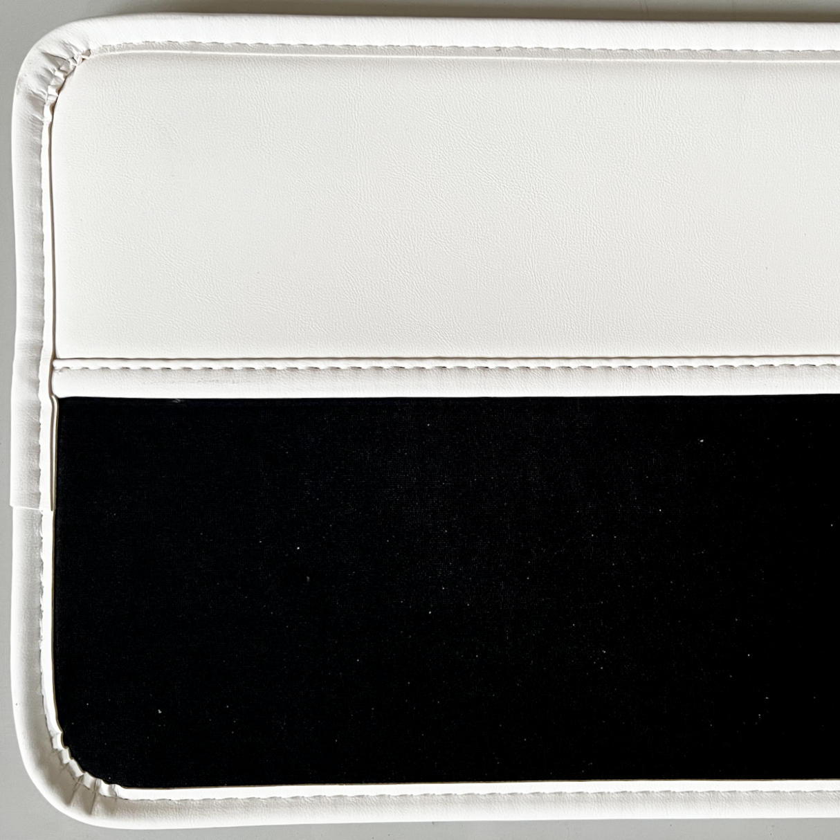 de witte variant van het schermhoesje voor Tesla.