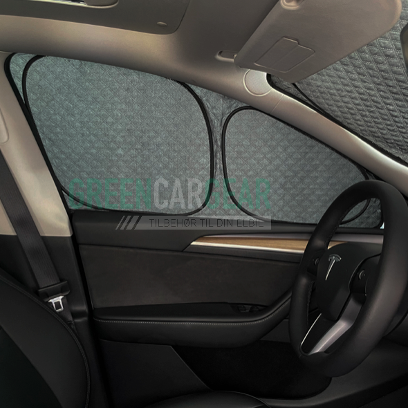 Afgedekte ramen in een Tesla Model Y