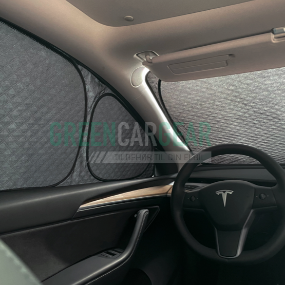 Afgedekte ramen in een Tesla Model Y