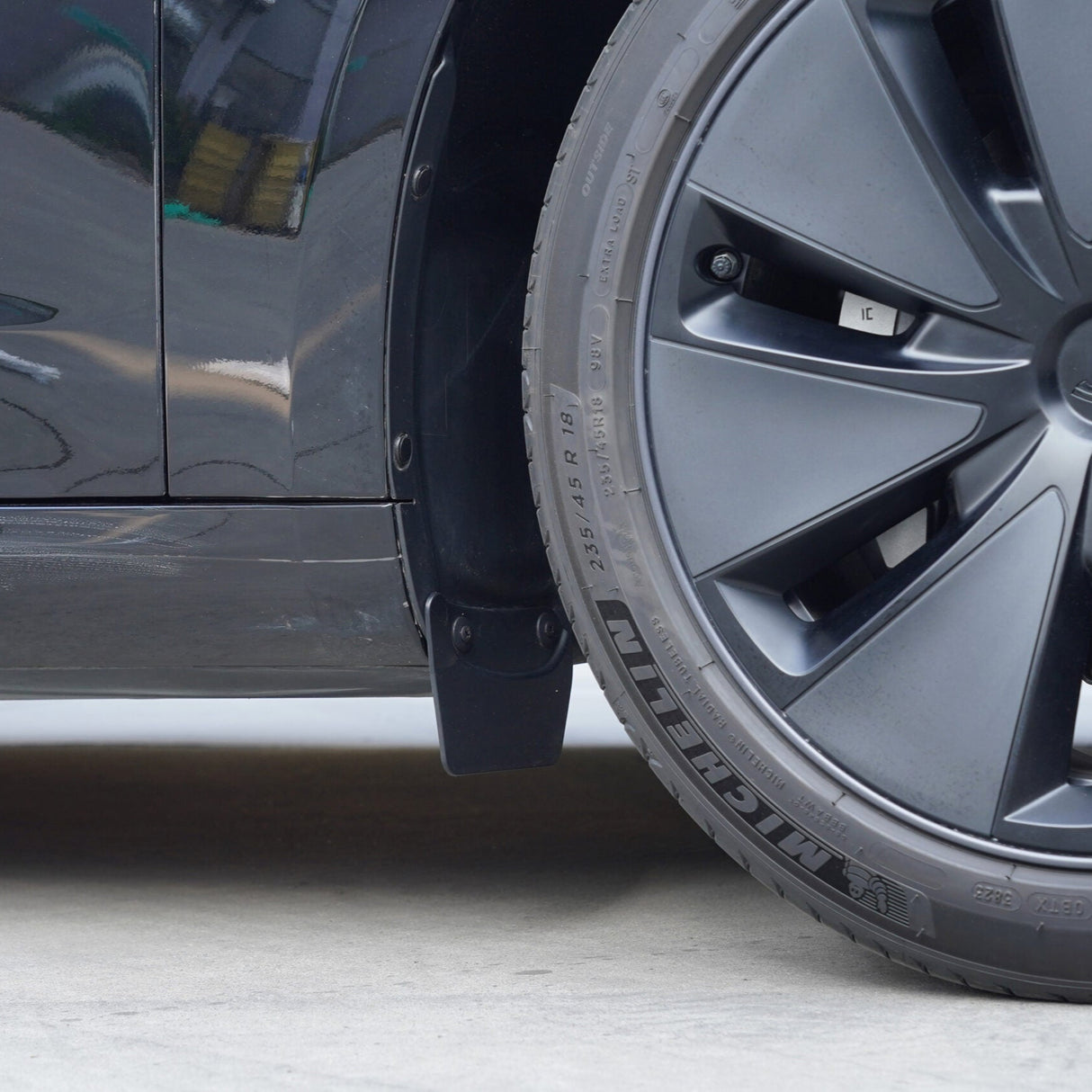 Tesla Model Y spatborden in zwart, gemonteerd op de wielen van de auto