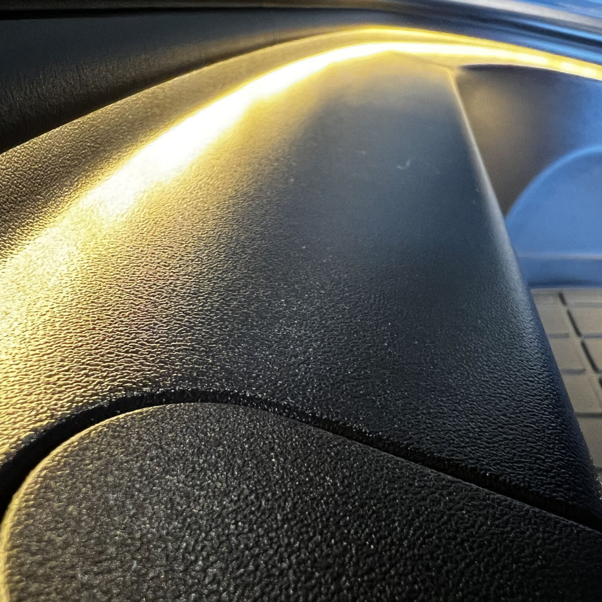 LED-lichtstrip gemonteerd in de frunk van een Tesla Model 3/Y.