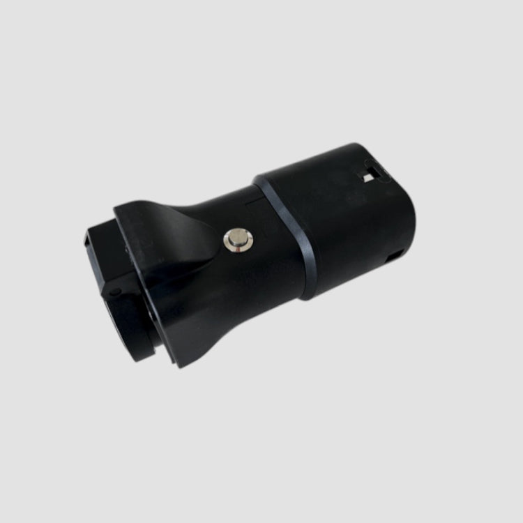 Zwarte V2L-adapter met type 2-ingang en 230V-uitgang