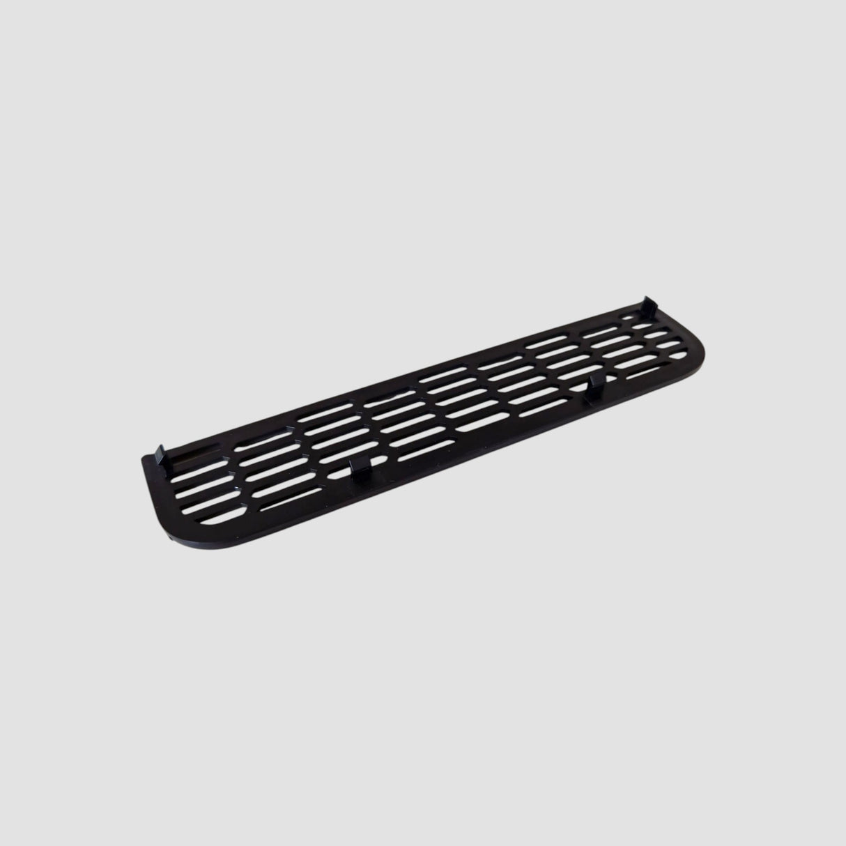 Zwarte ventilatiedeksel voor Tesla Model 3/Y getoond op een grijze achtergrond.