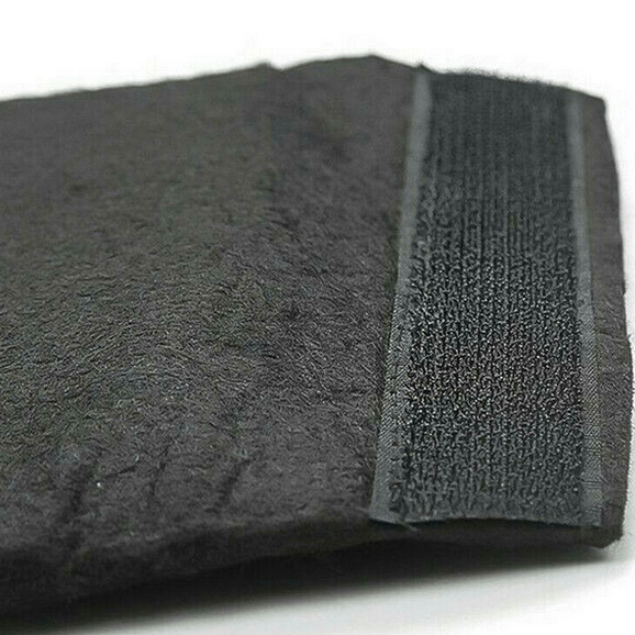 Close-up van donkergrijze ruimteverdelerstof met klittenband voor Tesla Model Y.