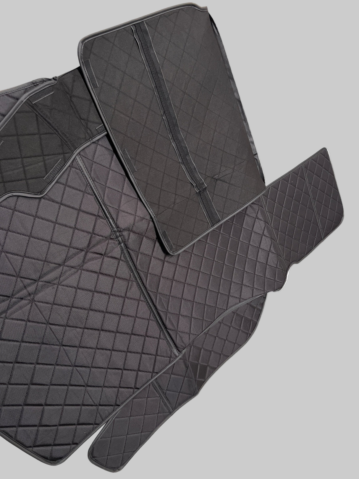 waterafstotend hondenkleed half opgevouwen