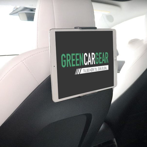 Tablethouder gemonteerd op de rugleuning van de voorstoel in een Tesla