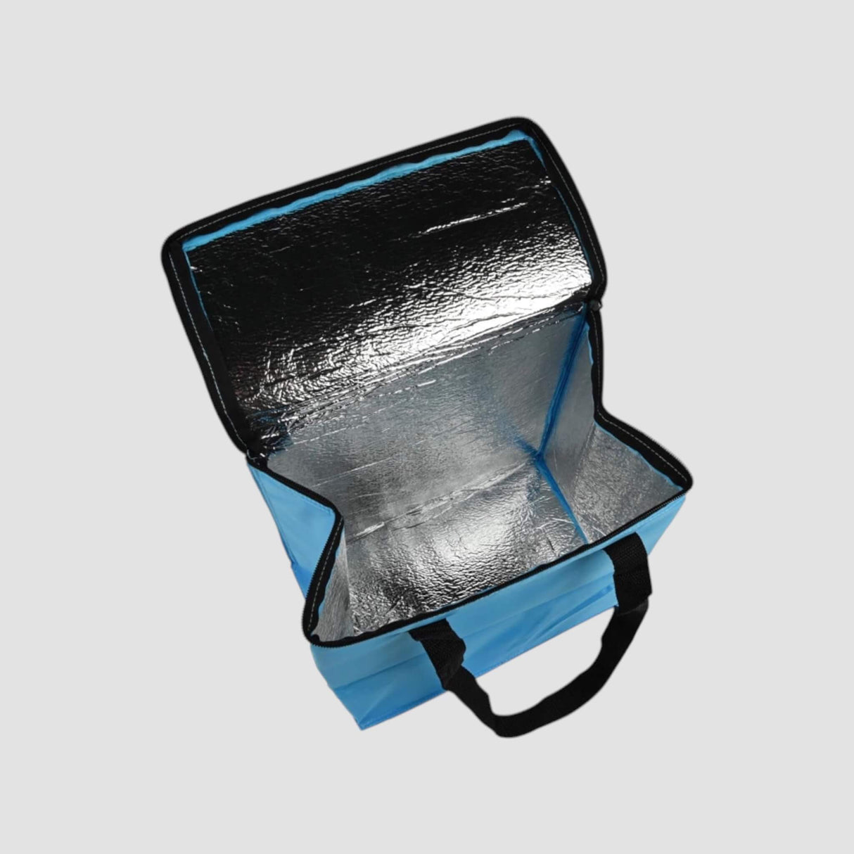 Blauwe koelbox 12 liter met open deksel en isolerende zilveren voering, klaar voor het bewaren van eten of drinken.