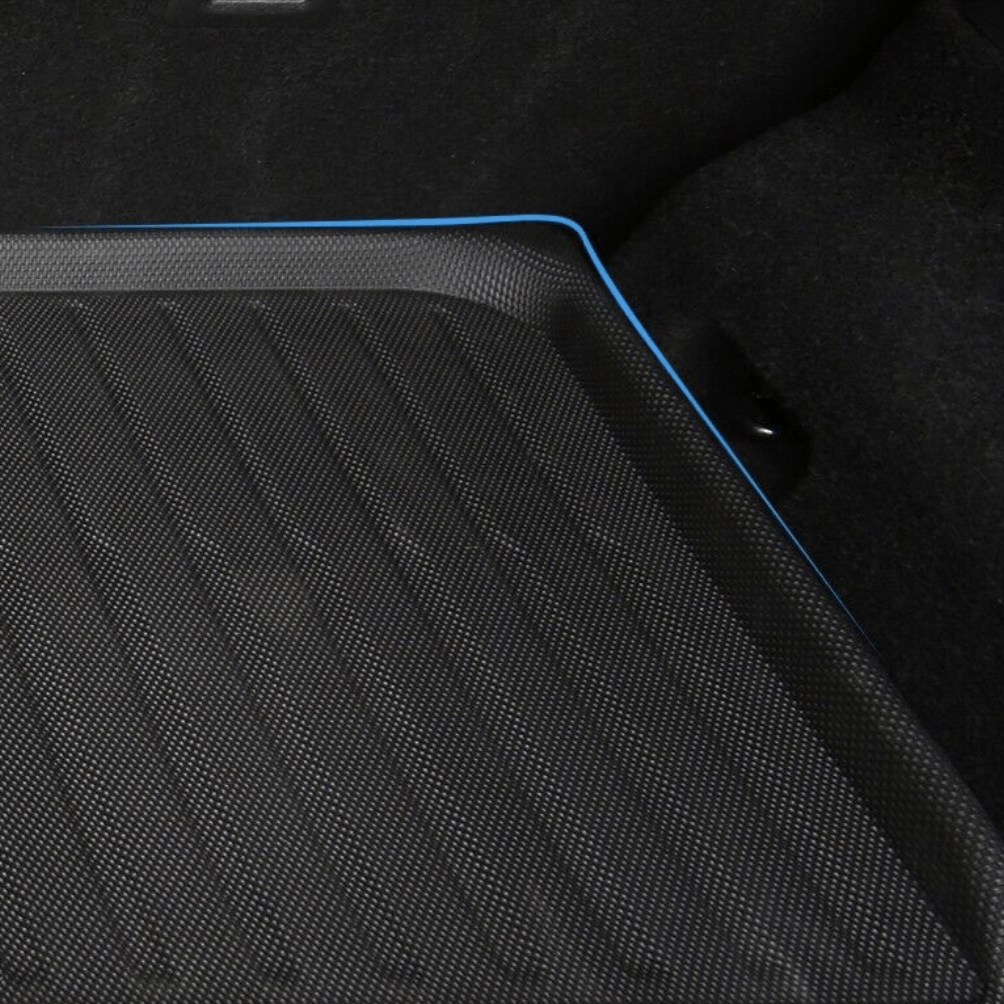 Hjørne af GCG MAX bagagerumsmåtte til Ford Mustang Mach-E med blå kantstribe