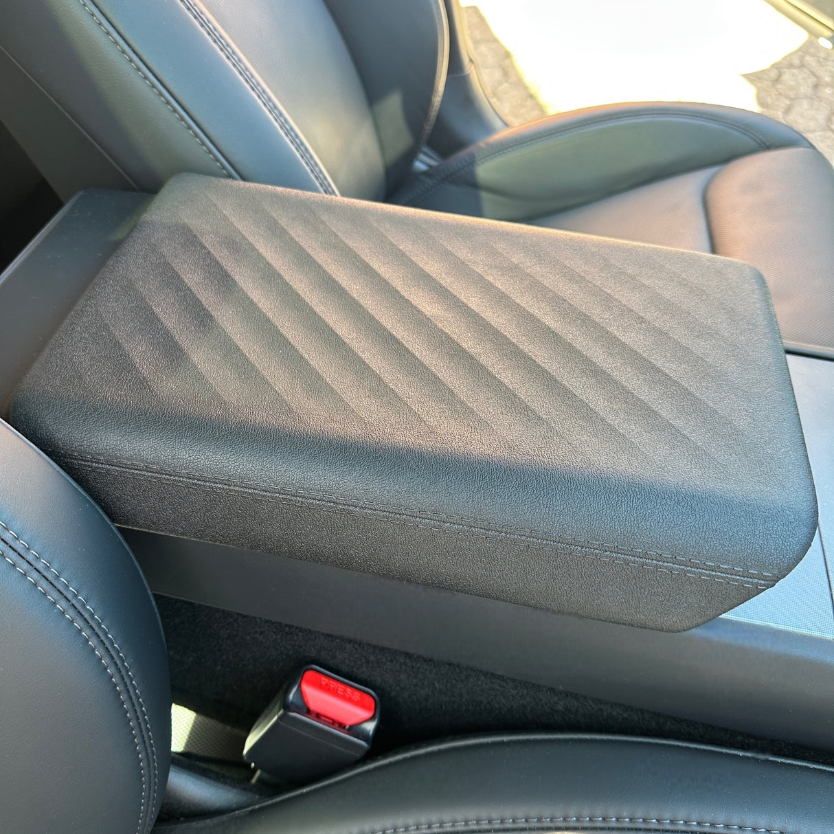 Gemonteerde armleuninghoes in een Tesla Model 3