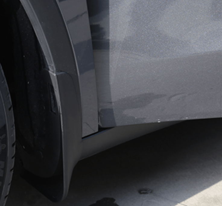 Spatlappen op een Tesla Model Y gezien vanaf de zijkant.