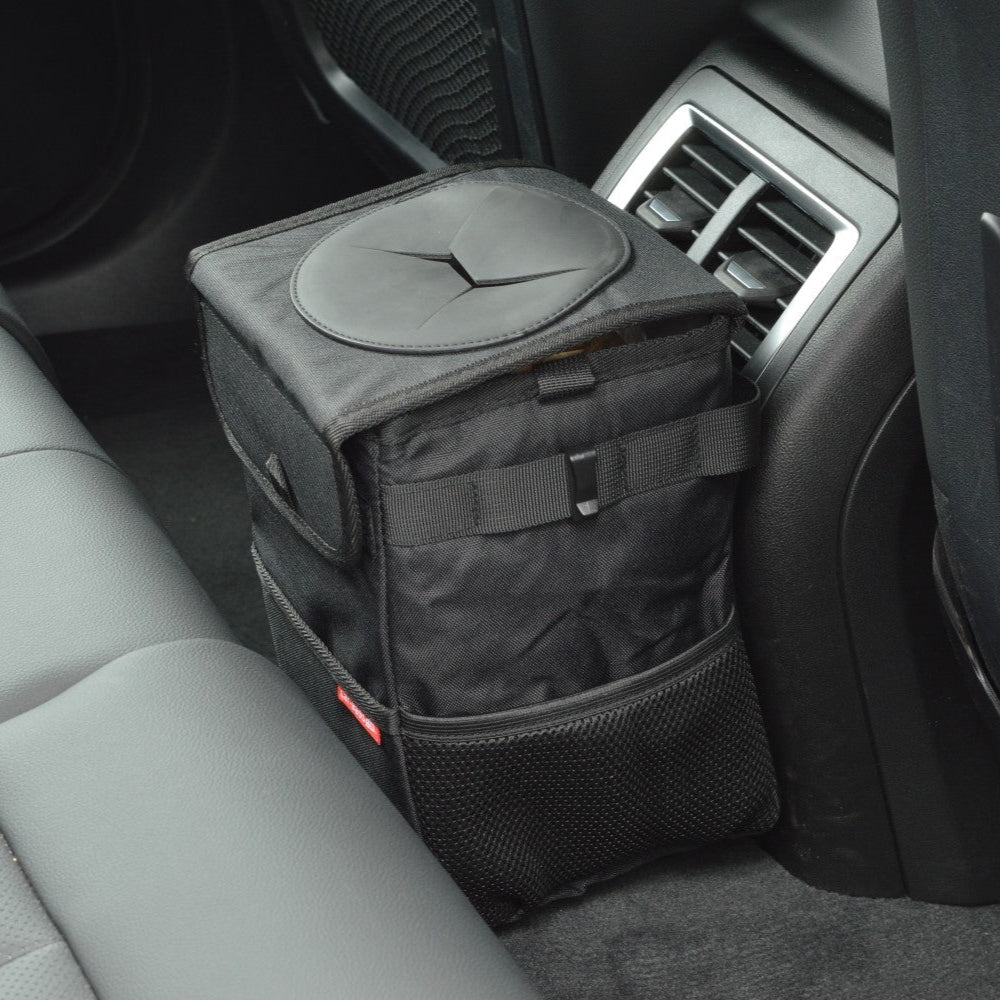 Zwarte autoafvalbak van Car-Bags gemonteerd op de achterbank van een auto.