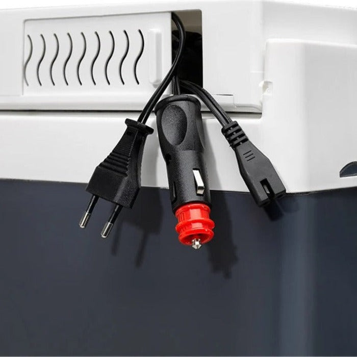 12V- og 230V-kabel i kabelrummet på ZORN ZE26 køleboks