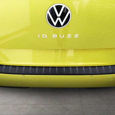 Gul VW ID.Buzz set lige bagfra med matsort læssekantbeskytter i hele bagkofangerens bredde