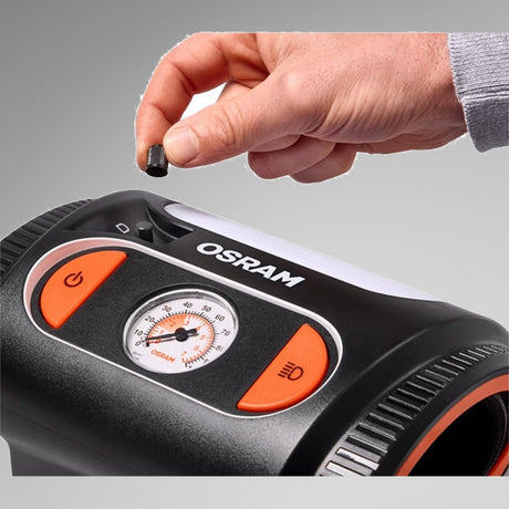 Hånd justerer knap på Osram TYREinflate 2110 kompressor