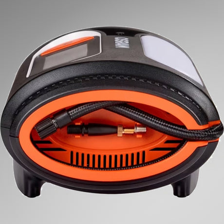 Osram TYREinflate 2120 set fra oven, viser opbevaring af slange og dyser inde i kompressoren