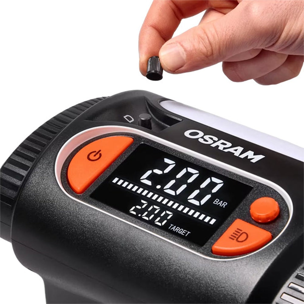 Hånd justerer knap på Osram TYREinflate 2130 med digitalt display