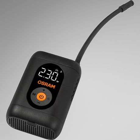 Osram TYREinflate 1600 set forfra i vinklet perspektiv, viser bagsidens ventilationsgitter