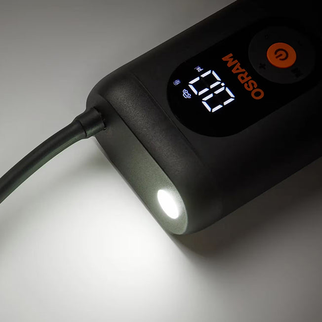 Nærbillede af Osram TYREinflate 1600 med tændt LED-arbejdslampe i mørket