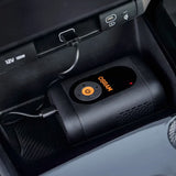 Osram TYREinflate 1600 opladet via USB-C i bilens midterkonsol