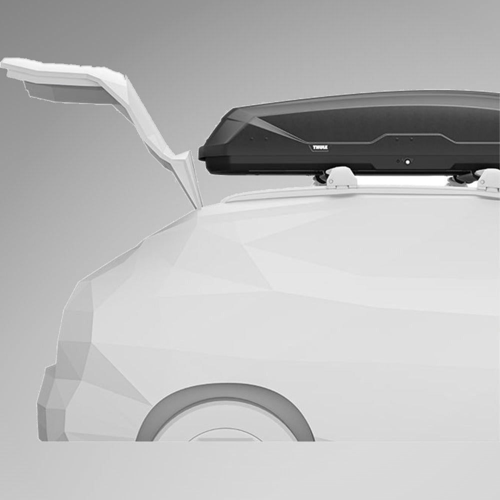 Thule Pulse 2 M Black Aeroskin sort tagboks med åbent låg, tæt på bagenden af bilen