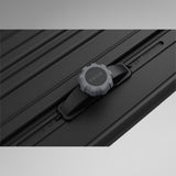 Thule Pulse 2 M Black Aeroskin sort tagboks, nærbillede af Thule-logo og drejeknap på toppen