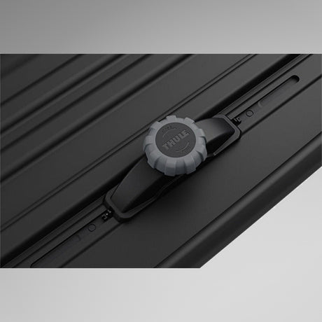 Thule Pulse 2 XL Black Aeroskin sort tagboks, nærbillede af Thule-logo og drejeknap på toppen