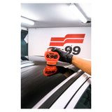 Hand met Glaco Roll-on Max ruitcoating op autoruit voor ultra hydrofobe werking