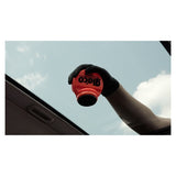 Aanbrengen van Glaco roll-on Max ruitcoating op een autoruit
