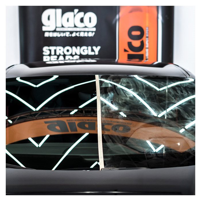 Raam met Glaco waterafstotende coating aan de linkerkant en onbehandeld aan de rechterkant.