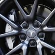 Aero Wheel Kit voor Tesla wieldoppen met T-logo in zwarte afwerking.