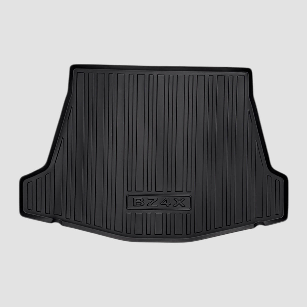 Zwarte all-weather kofferbakmat voor Toyota bZ4X, gezien van voren tegen een grijze achtergrond.