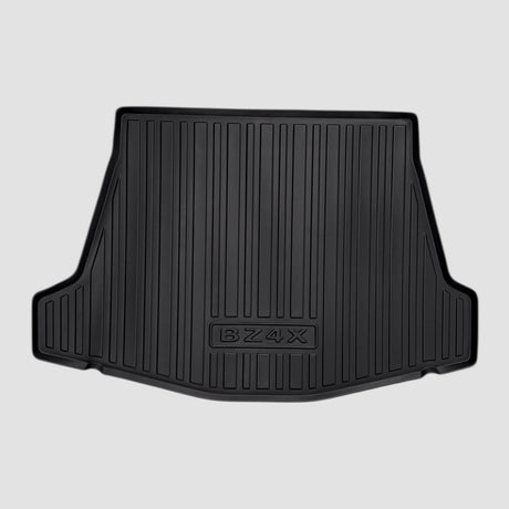 Zwarte all-weather kofferbakmat voor Toyota bZ4X, gezien van voren tegen een grijze achtergrond.